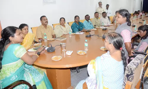 அரசு பள்ளி மாணவர்களுடன் கலெக்டர் கலந்துரையாடல்