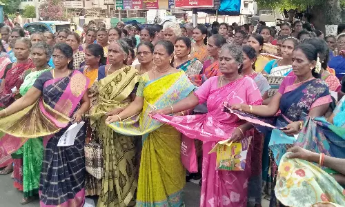 சத்துணவு ஊழியர்கள் நூதன ஆர்ப்பாட்டம்