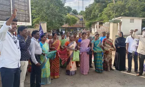 சத்துணவு ஊழியர்கள் மடியேந்தி ஆர்ப்பாட்டம்