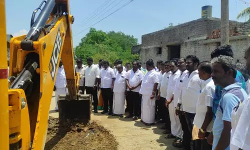 ரூ.94 லட்சத்தில் தார் சாலை அமைக்கும் பணி