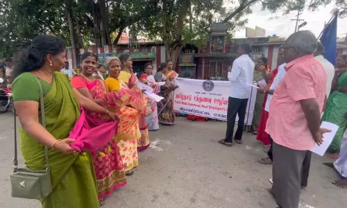 சத்துணவு ஊழியர்கள் மடியேந்தி போராட்டம்