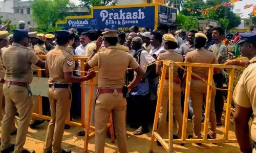 மேம்பாலம் அமைக்கக்கோரி மறியலில் ஈடுபடமுயன்ற பொதுமக்கள்