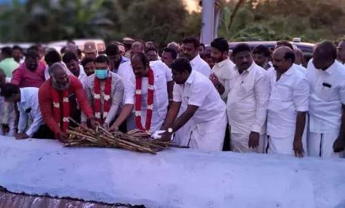 கூட்டுறவு சர்க்கரை ஆலையில் அரவை பணி