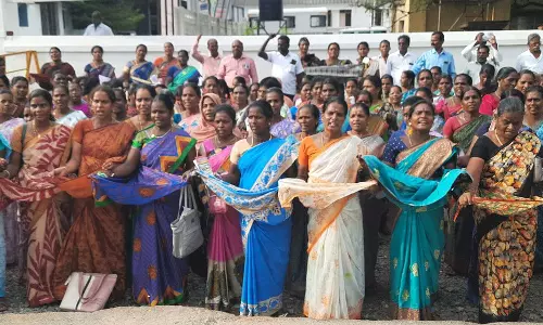 சத்துணவு ஊழியர் சங்கத்தினர் மடியேந்தும் போராட்டம்