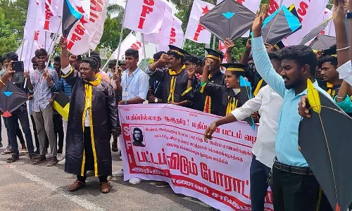 திருச்சி பாரதிதாசன் பல்கலைக்கழகத்தில் பட்டம் பறக்கவிட்ட மாணவர்கள்