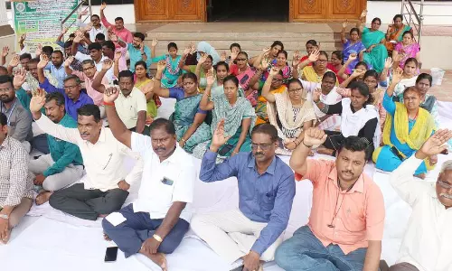 வருவாய்த்துறை அலுவலர்கள் காத்திருப்பு போராட்டம்