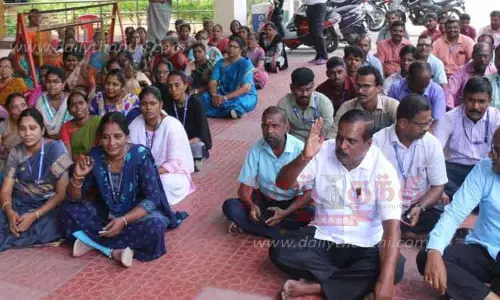 வருவாய் துறை ஊழியர்கள் திடீர் போராட்டம்