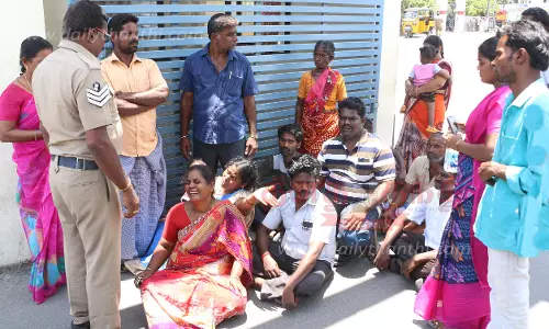 பெண் சாவில் மர்மம் இருப்பதாக புகார்: உடலை வாங்க மறுத்து உறவினர்கள் போராட்டம்