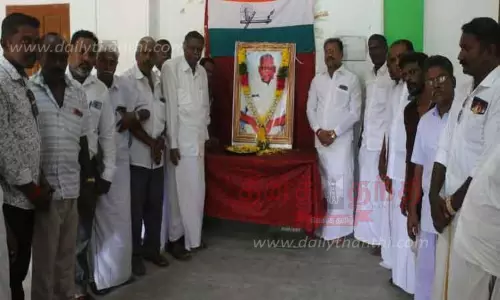 ஜி.கே.மூப்பனார் படத்துக்கு காங்கிரஸ், த.மா.கா.வினர் மலர் தூவி மரியாதை