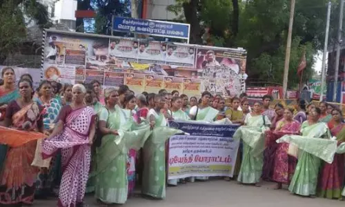 சத்துணவு ஊழியர்கள் மடியேந்தி போராட்டம்