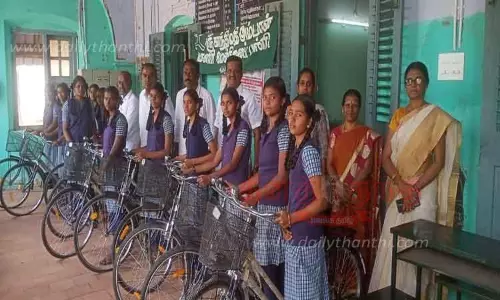 பள்ளி மாணவிகளுக்கு இலவச சைக்கிள்