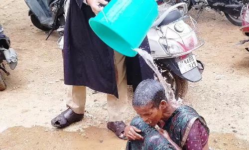 கோர்ட்டு வளாகத்தில் பெண் தீக்குளிக்க முயற்சி கோர்ட்டு வளாகத்தில் பெண் தீக்குளிக்க முயற்சி