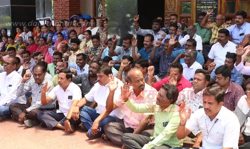 தாசில்தார் பணியிடை நீக்கம்: வருவாய்த்துறையினர் போராட்டம்-சேலத்தில் பரபரப்பு