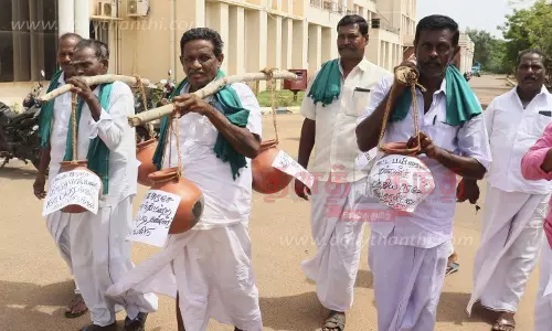 குறைதீர்க்கும் கூட்டத்தில் இருந்து விவசாயிகள் வெளிநடப்பு
