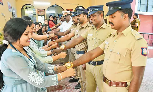 போலீசாருக்கு ராக்கி கயிறு கட்டிய மாணவிகள் நெற்றியில் திலகமிட்டு இனிப்பு ஊட்டி விட்டனர்