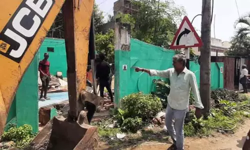 சாலை அமைப்பு பணிக்காக மீஞ்சூர் ரெயில்வே மேம்பாலம் பகுதியில் ஆக்கிரமிப்புகள் அகற்றும் பணி சாலை அமைப்பு பணிக்காக மீஞ்சூர் ரெயில்வே மேம்பாலம் பகுதியில் ஆக்கிரமிப்புகள் அகற்றும் பணி