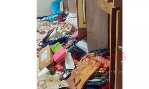 விவசாயி வீட்டில் ரூ.2 லட்சம் தங்கம், வெள்ளி கொள்ளை