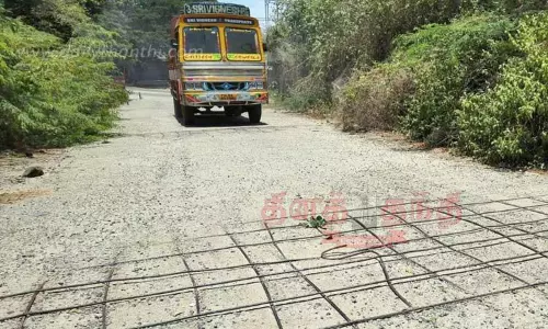 பெயர்ந்து கிடக்கும் சாலையால் வாகன ஓட்டிகள் அவதி