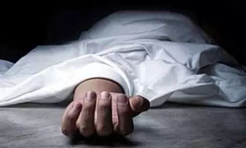 சிங்கபெருமாள் கோவில் ரெயில் நிலையம் அருகே மின்சார ரெயிலில் பயணி திடீர் சாவு