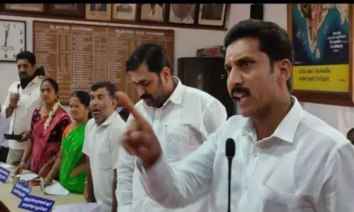 சாலைப்பணிகள் தரமில்லை என்று கூறி கவுன்சிலர்களிடையே வாக்குவாதம்:குன்னூர் நகராட்சி கூட்டம் பாதியில் நிறுத்தம்