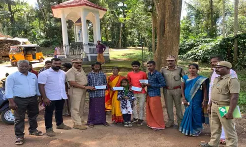 தேவர்சோலை அருகே காட்டு யானை தாக்கி உயிரிழந்தவரின் குடும்பத்துக்கு நிதியுதவி-வனத்துறையினர் வழங்கினர்