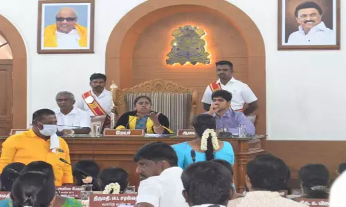 மாநகராட்சி கூட்டத்தில் மேயர்-மண்டல தலைவர் இடையே கடும் வாக்குவாதம்