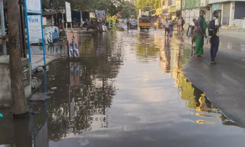 திருச்செந்தூரில் ரோட்டில் ஆறாக ஓடி வீணான குடிநீர் திருச்செந்தூரில் ரோட்டில் ஆறாக ஓடி வீணான குடிநீர்