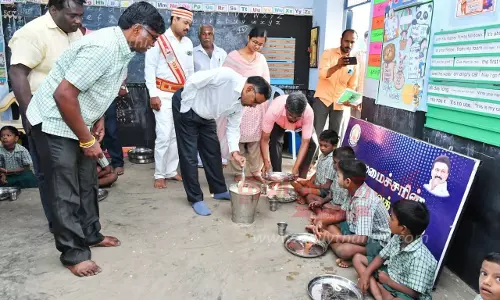 அரசு பள்ளியில் காலை உணவு வழங்கும் திட்டத்தை கலெக்டர் ஆய்வு அரசு பள்ளியில் காலை உணவு வழங்கும் திட்டத்தை கலெக்டர் ஆய்வு