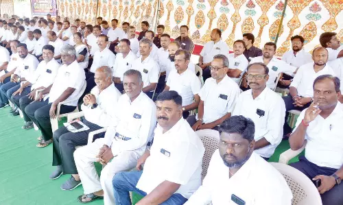 வக்கீல் சங்க கூட்டமைப்பினர் உண்ணாவிரதம்