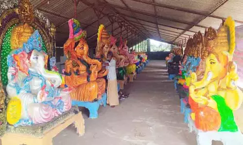 தயார் நிலையில் விநாயகர் சிலைகள் தயார் நிலையில் விநாயகர் சிலைகள்