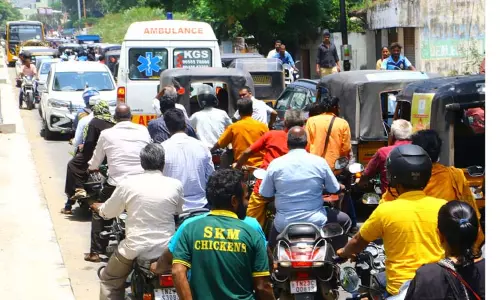 சர்வீஸ் சாலையில் கடும் போக்குவரத்து பாதிப்பு