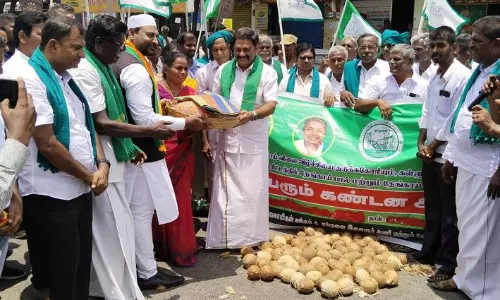 தேங்காய் உடைக்கும் போராட்டம்