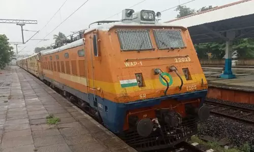 விழுப்புரம் வந்த  பல்லவன் எக்ஸ்பிரஸ் ரெயிலின் குளிர்சாதன வசதி கொண்ட பெட்டிக்குள் ஒழுகிய மழைநீர்   பயணிகள் அதிருப்தி