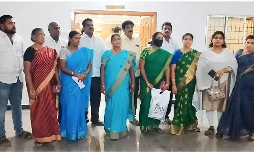 அடிப்படை வசதிகள் செய்யப்படவில்லை என கூறி   திண்டிவனம் நகரமன்ற கூட்டத்தில் 13 தி.மு.க. கவுன்சிலர்கள் வெளிநடப்பு    ராஜினாமா செய்யப்போவதாக அறிவிப்பு