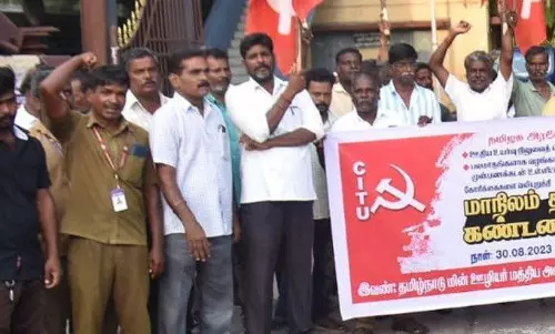 விழுப்புரத்தில்  மின்வாரிய ஊழியர்கள் ஆர்ப்பாட்டம்