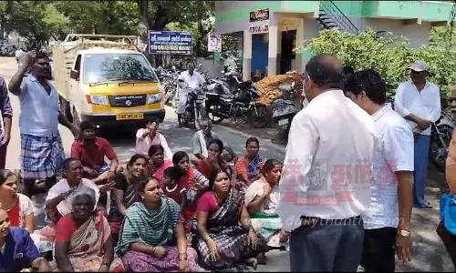 ஊத்தங்கரை பகுதியில் கனமழை:வீடுகளுக்குள் புகுந்த நீரை அகற்றகோரி கிராம மக்கள் சாலை மறியல்அதிகாரிகள் பேச்சுவார்த்தை