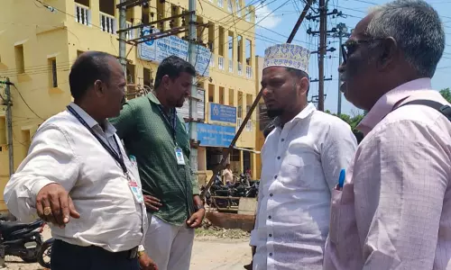 பழுதடைந்த மின்கம்பங்களை சீரமைக்கும் பணி தீவிரம்