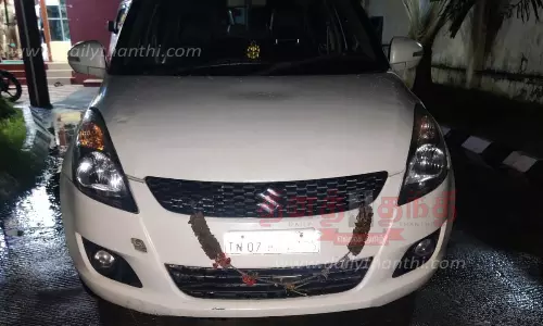 அனாதையாக நின்ற காரில் இருந்த புகையிலை பொருட்கள் பறிமுதல்