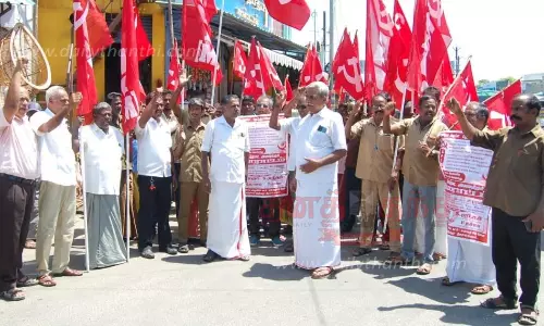 வேகத்தடை அமைக்க வலியுறுத்தி போராட்டம்