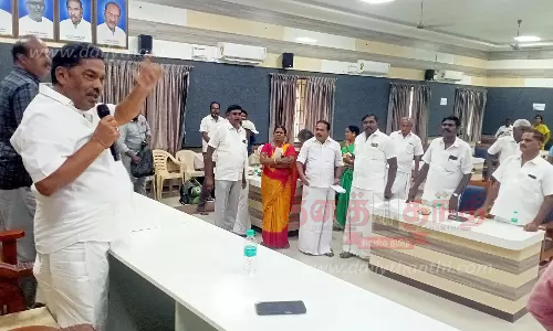 எடப்பாடி நகராட்சி கூட்டத்தில் தெருநாய்கள் கருத்தடை தீர்மானத்துக்கு அ.தி.மு.க. எதிர்ப்பு தெரிவித்ததால் பரபரப்பு