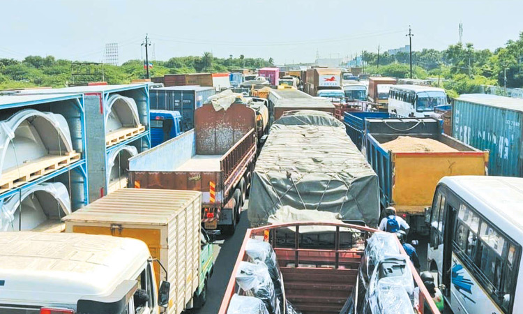 காஞ்சீபுரம் அருகே பழுதடைந்த கனரக லாரியால் 3 மணி நேரம் போக்குவரத்து பாதிப்பு