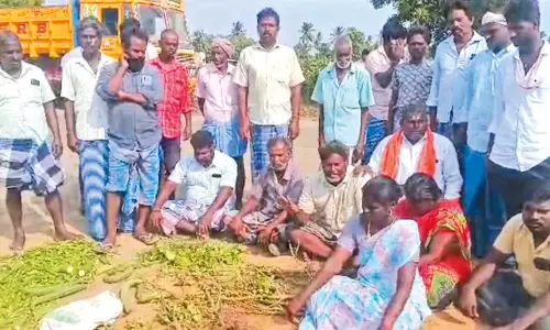 சாலையில் காய்கறிகளை கொட்டி விவசாயிகள் மறியல்