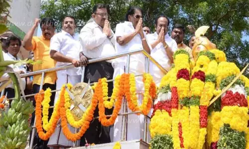 பூலித்தேவன் சிலைக்கு அமைச்சர்கள் மரியாதை