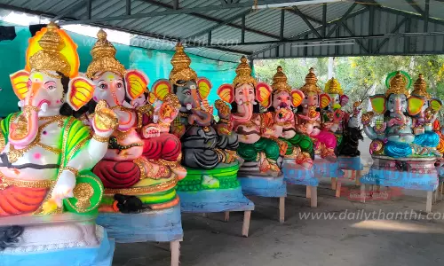 வேலூர் பகுதியில், சதுர்த்தியை முன்னிட்டுவிநாயகர் சிலைகள் செய்யும் பணி தீவிரம் வேலூர் பகுதியில், சதுர்த்தியை முன்னிட்டுவிநாயகர் சிலைகள் செய்யும் பணி தீவிரம்