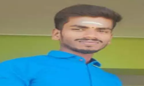 ஆத்தூர் அருகேமோட்டார் சைக்கிள் மீது வேன் மோதல்; வாலிபர் சாவு ஆத்தூர் அருகேமோட்டார் சைக்கிள் மீது வேன் மோதல்; வாலிபர் சாவு