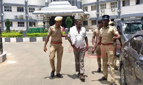 ரெயில் நிலையம் என நினைத்து கலெக்டர் அலுவலகத்தில் நுழைந்த நபர்