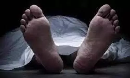 உத்தவ் சிவசேனா கட்சியின் முன்னாள் கவுன்சிலர் தண்டவாளத்தில் பிணமாக மீட்பு - தற்கொலையா? போலீஸ் விசாரணை