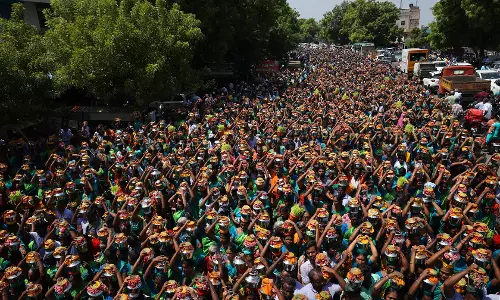 செல்லாண்டியம்மன் கோவில் கும்பாபிஷேகத்தை முன்னிட்டுபக்தர்கள் தீர்த்தக்குட ஊர்வலம் செல்லாண்டியம்மன் கோவில் கும்பாபிஷேகத்தை முன்னிட்டுபக்தர்கள் தீர்த்தக்குட ஊர்வலம்