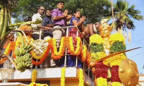 பூலித்தேவன் சிலைக்கு வாரிசுகள் மாலை அணிவித்து மரியாதை பூலித்தேவன் சிலைக்கு வாரிசுகள் மாலை அணிவித்து மரியாதை