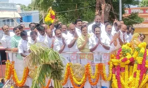 பூலித்தேவன் சிலைக்கு அ.தி.மு.க.வினர் மாலை அணிவித்து மரியாதை